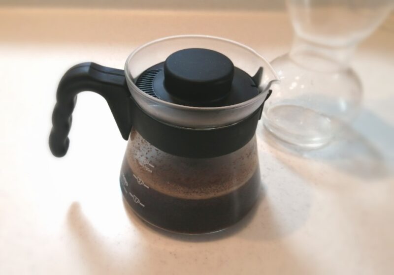 水にコーヒー粉を入れて放置する