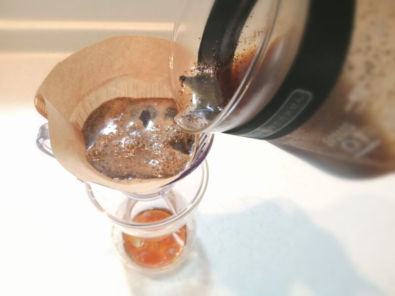 ペーパーフィルターでコーヒー粉を濾す