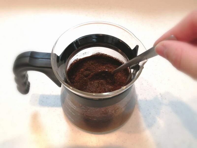 コーヒー粉をかき混ぜる