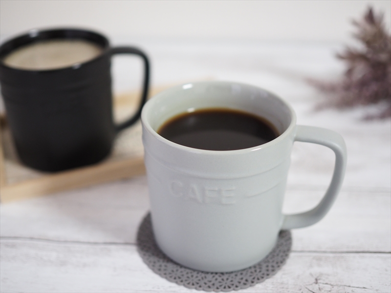 カフェインレスのブラックコーヒーとカフェオレ